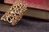 Anel de flores dourado