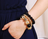 Conjunto de pulseiras dourada e preta
