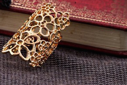 Anel de flores dourado
