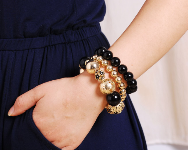 Conjunto de pulseiras dourada e preta