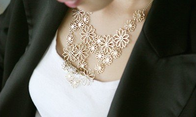 Colar de flores dourado
